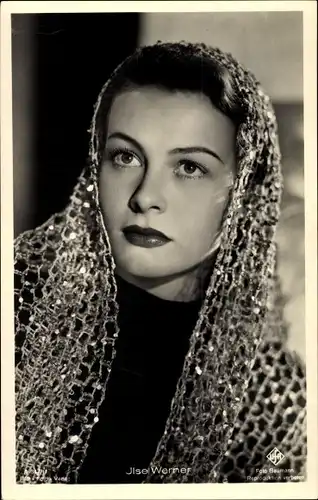 Ak Schauspielerin Ilse Werner, Portrait mit Kopftuch, UFA Nr. A 3477/1