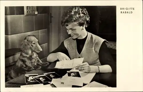Ak Schauspielerin Brigitte Rabald, Autogrammkarten signierend, Dackel, Ofen