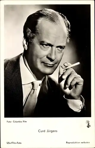 Ak Schauspieler Curd Jürgens, Portrait, Zigarette, Ufa Film, Gefangene der Liebe