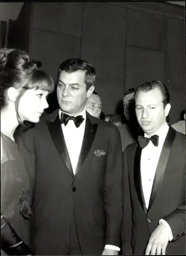 Foto Ak Schauspieler Tom Curtis im Anzug