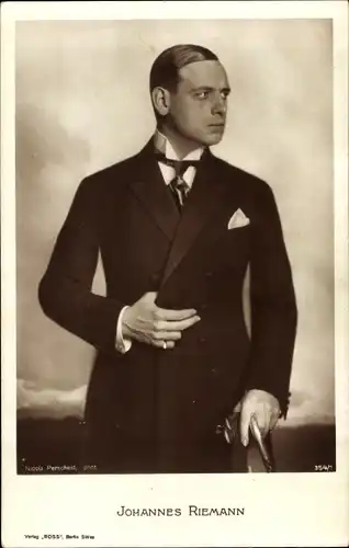 Ak Schauspieler Johannes Riemann, Portrait im Anzug