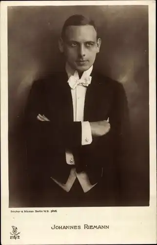 Ak Schauspieler Johannes Riemann, Standportrait, Anzug, Fliege, RPH 219 2