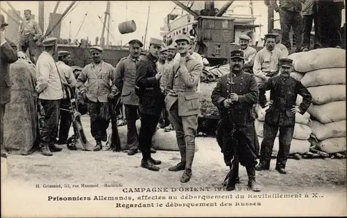 Ak Prisonniers Allemands, Regardant le debarquement des Russes, debarquement du Ravitaillement