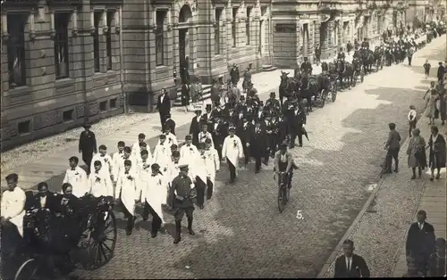 Foto Ak Pirna an der Elbe, Marschierende Menschen, Festzug, Kutschen