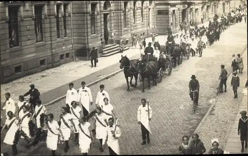 Foto Ak Pirna an der Elbe, Marschierende Menschen, Festzug, Kutschen