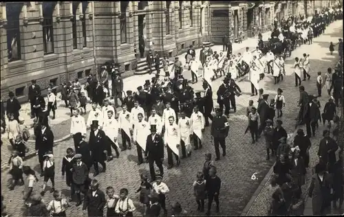 Foto Ak Pirna an der Elbe, Marschierende Menschen, Festzug, Kutschen