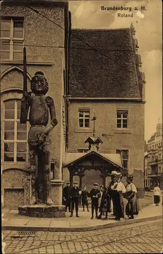 Ak Brandenburg an der Havel, Roland, Passanten