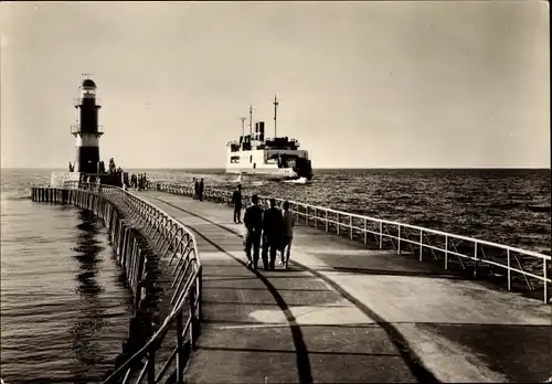 Ak Ostseebad Warnemünde Rostock, Mole, Leuchtturm, Fährschiff