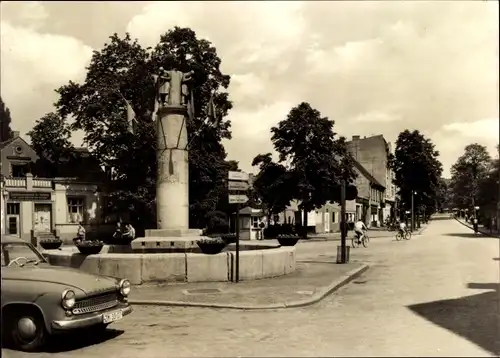 Ak Weißwasser in der Oberlausitz, Bahnhofstraße und Glasmacherbrunnen, Auto