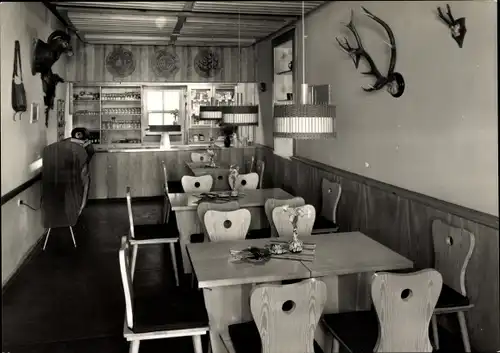 Ak Röttis Barthmühle Jößnitz im Vogtland, Konsum-Gaststätte Elstertalbrücke, Gastraum, Tresen