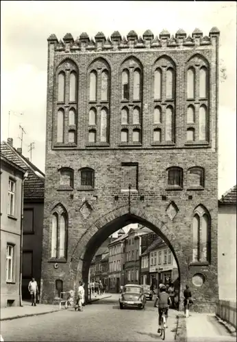 Ak Malchin in Mecklenburg, Steintor, Straßenszene