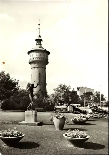 Ak Forst in der Niederlausitz, Blick von der Parkanlage auf den Wasserturm