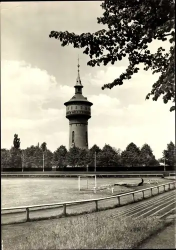 Ak Forst i.d. Lausitz, Partie am Stadion, Fußballfeld, Wasserturm