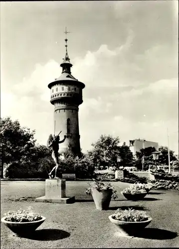 Ak Forst in der Niederlausitz, Blick von der Parkanlage auf den Wasserturm