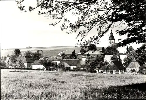 Ak Großhartmannsdorf Mittelsachsen, Blick zum Ort, Kirchturm, Feld