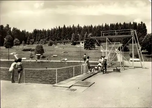 Ak Adorf im Vogtland, Waldbad, Badegäste, Sprungturm