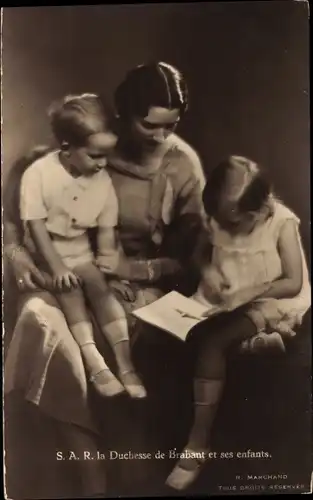 Ak S.A.R. la Duchesse de Brabant et ses enfants