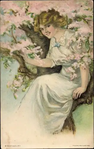 Künstler Ak Junge Frau auf einem Blütenbaum