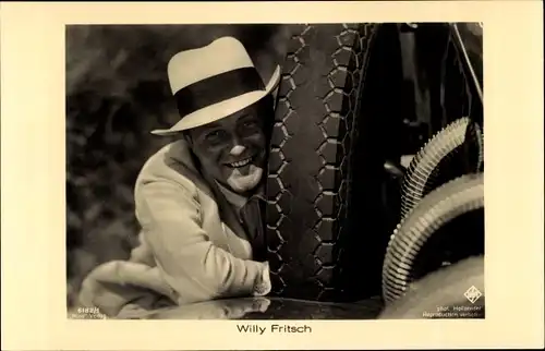Ak Schauspieler Willy Fritsch, Portrait an seinem Mercedes-Benz 710 SS, Ross Verlag 6182/1