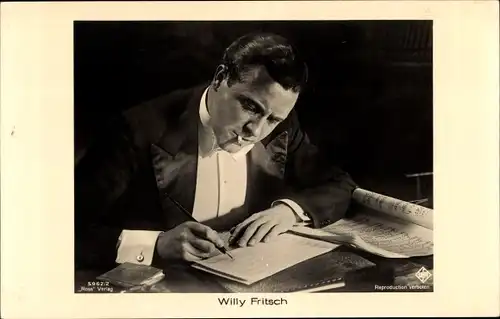 Ak Schauspieler Willy Fritsch, Portrait mit Zigarette, Notenheft, Ross Verlag 5962/2