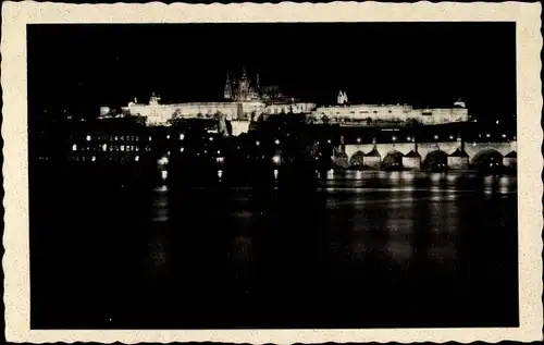 Ak Praha Prag Tschechien, Pohled na Hradcany, Hradschin, beleuchtete Stadt bei Nacht