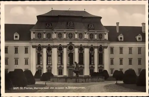 Ak Stift St. Florian am Inn Oberösterreich, Marmorsaal von aussen m. Stiftsbrunnen