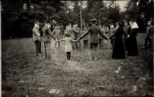 Foto Gliwice Gleiwitz Oberschlesien, Lazarett Niederl. Rotes Kreuz, verwundete Soldaten, Stadtwald