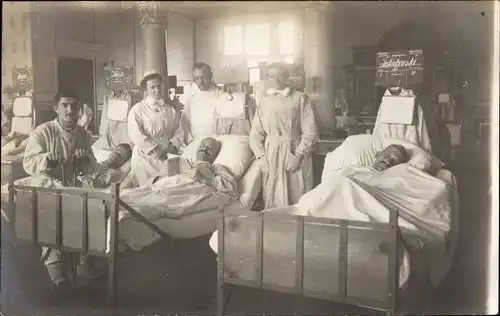Foto Gliwice Gleiwitz Oberschlesien, Ned. Ambulance, Niederl. Rotes Kreuz, Lazarett, Patient Woite