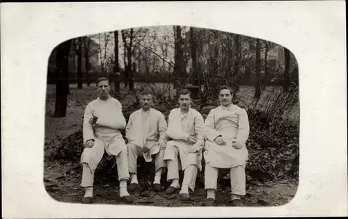 Foto Gliwice Gleiwitz Oberschlesien, Niederl. Rotes Kreuz, Lazarett, verwundete Soldaten