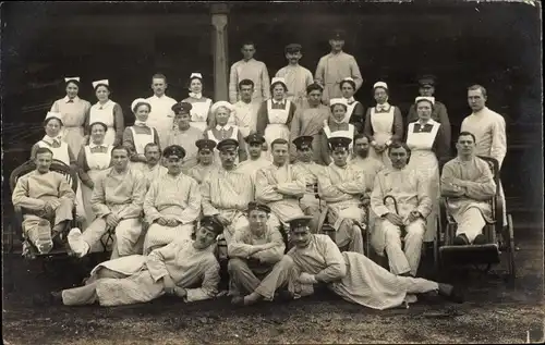 Foto Gliwice Gleiwitz Oberschlesien, Niederl. Rotes Kreuz Lazarett, Krankenschwestern, Soldaten