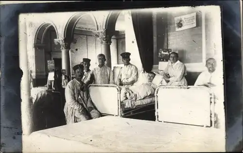 Foto Gliwice Gleiwitz Oberschlesien, Niederl. Rotes Kreuz Lazarett, Soldaten, Schlafsaal