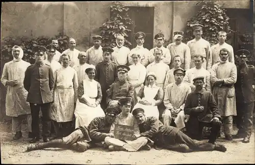 Foto Gliwice Gleiwitz Schlesien, Niederl. Rotes Kreuz Lazarett, Patienten Kieferstation, Schwestern