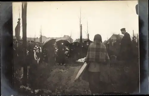 Foto Gliwice Gleiwitz Oberschlesien, Niederl. Rotes Kreuz Lazarett, Begräbnis Soldat Erich Wendt