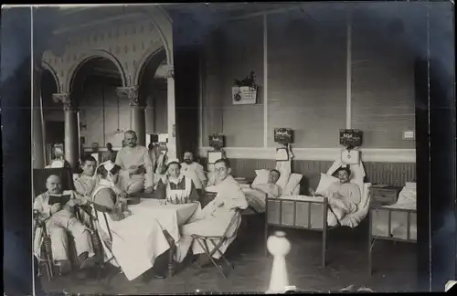 Foto Gliwice Gleiwitz Schlesien, Niederl. Rotes Kreuz, Lazarett, Hr. Stemmer, Hr. Wolff, Schwestern