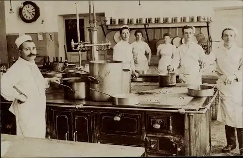 Foto Ak Österreich, Blick in eine Küche, Köche, Herd