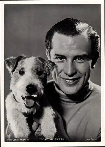 Foto Schauspieler Viktor Staal, Portrait mit Hund, Terrier