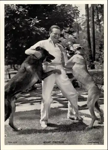 Foto Schauspieler Willy Fritsch mit Hunden