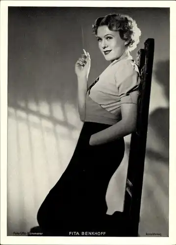 Foto Schauspielerin Fita Benkhoff, Portrait, Zigarette