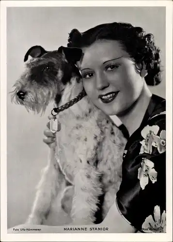 Foto Schauspielerin Marianne Stanior, Portrait mit Hund, Terrier
