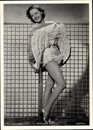 Foto Schauspielerin Marianne Kiwitt, Standportrait, erhobenes Kleid