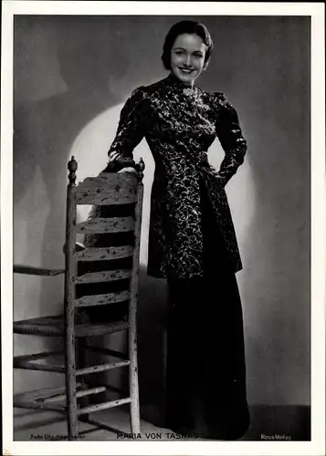 Foto Schauspielerin Maria von Tasnady, Standportrait