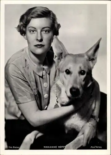 Foto Schauspielerin Marianne Hoppe, Portrait mit Hund