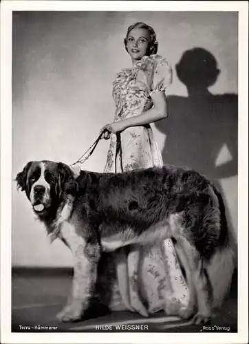 Foto Schauspielerin Hilde Weissner, Standportrait im Kleid, Hund, Bernhardiner