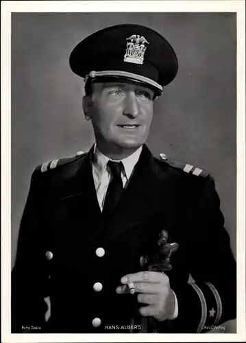 Foto Schauspieler Hans Albers, Portrait, Filmkostüm, Kapitänsuniform, Zigarette