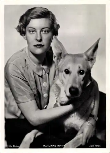 Foto Schauspielerin Marianne Hoppe, Portrait mit Hund