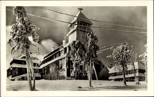 Ak Oberwiesenthal im Erzgebirge, Fichtelberghaus, Winter, Schnee