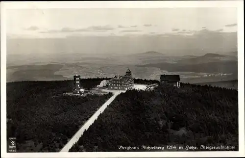 Ak Oberwiesenthal im Erzgebirge, Berghaus Fichtelberg, Fliegeraufnahme