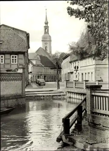 Ak Lübbenau im Spreewald, Straßenpartie am Wasser, Turm