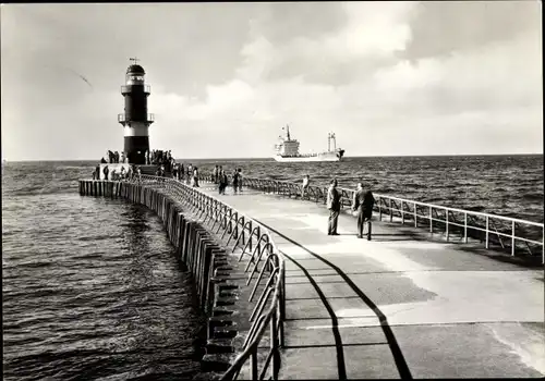 Ak Ostseebad Warnemünde Rostock, Mole, Leuchtturm, Frachtschiff