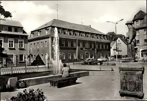 Ak Brand Erbisdorf Sachsen, Blick zum Brander Hof, Springbrunnen, Denkmal